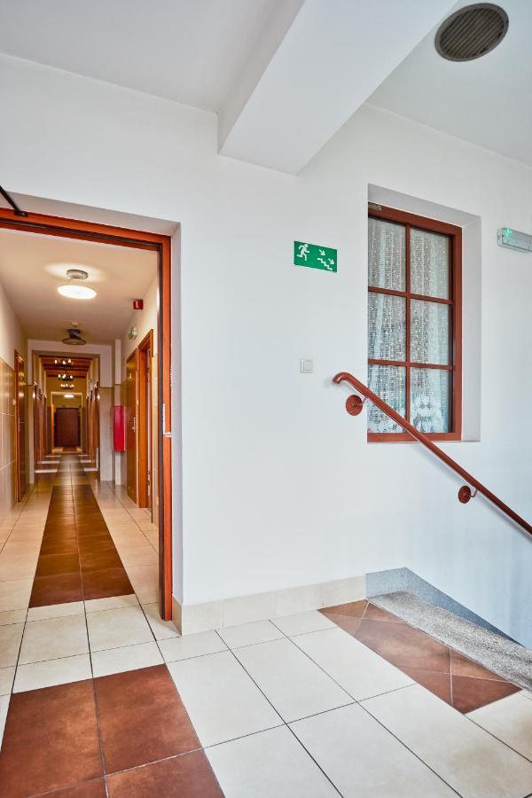 Quadrans Hostel And Caffee Na Dworcu Kolejowym Modlin 7 Min Jazdy Lotniskowym Autobusem Wahadlowym Nowy Dwór Mazowiecki Buitenkant foto