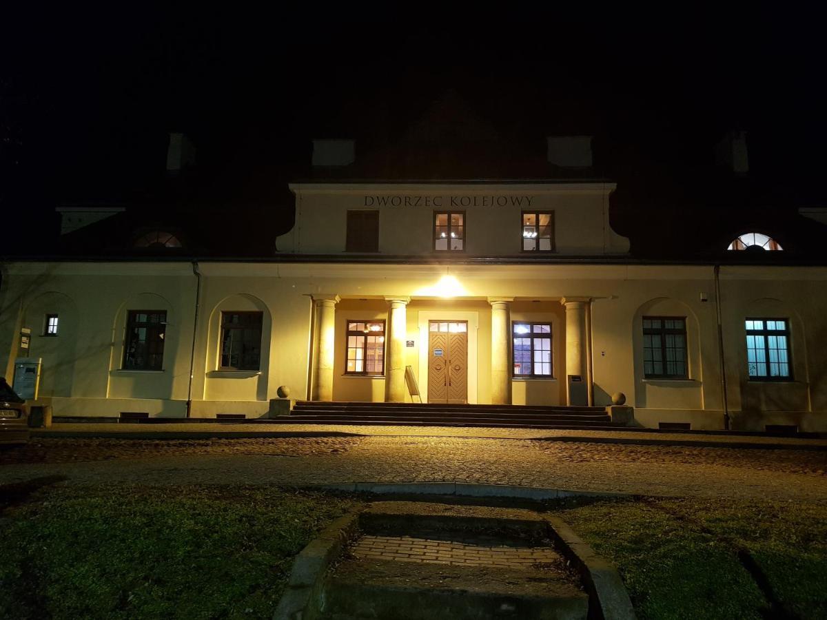 Quadrans Hostel And Caffee Na Dworcu Kolejowym Modlin 7 Min Jazdy Lotniskowym Autobusem Wahadlowym Nowy Dwór Mazowiecki Buitenkant foto